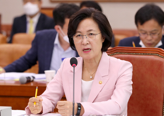 추미애 법무부 장관이 1일 국회 법제사법위원회 전체회의에서 의원들 질의에 답하고 있다. 연합뉴스